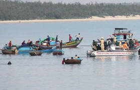 Ảnh: Nhốn nháo trục vớt cổ vật tại 'nghĩa địa tàu cổ'