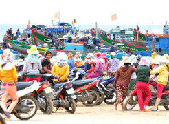 Clip: Tranh nhau 'hôi' cổ vật trên xác tàu đắm
