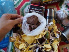 Bột lạ trong phích Trung Quốc gây buồn nôn, nóng rát da