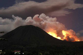 Xem dân Nhật Bản 'vật lộn' với tro bụi từ núi lửa