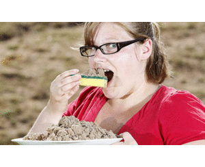 Người đàn bà nghiện ăn miếng rửa bát trộn cát