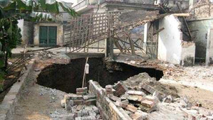 Clip: Giật mình 'hố tử thần' ngay trong sân nhà