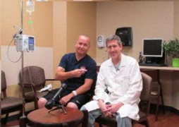 Đang cứu người, nhân viên y tế lên cơn đau tim