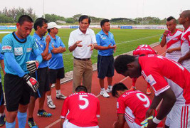 Đội bóng nghèo nhất VN thoát hiểm ngoạn mục