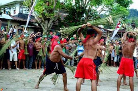 Lạ lùng lễ hội cởi trần đánh nhau đến tóe máu