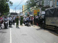 Mở cửa xe bất ngờ, một phụ nữ chết thảm