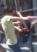 Hai nữ quái vào trường học uy hiếp, cắt tóc 13 nữ sinh