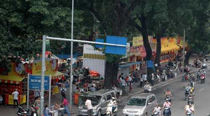 Ai cấp phép quầy bánh trung thu chiếm vỉa hè?