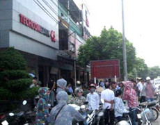 Bảo vệ chết lõa thể trong trụ sở ngân hàng