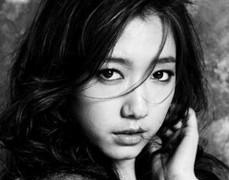 'Nữ thần gợi cảm' Park Shin Hye khoe dáng với quần bò