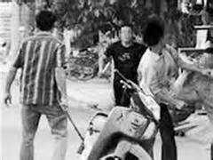 Truy sát bạn ngay trước cổng trường học