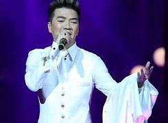 Đàm Vĩnh Hưng thổn thức hát tặng bà ngoại