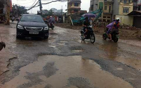 Ảnh: Hãi hùng đi qua con đường 'ruộng cày' giữa thủ đô