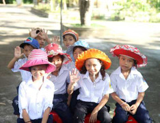 Vờ kiểm tra vi khuẩn, cuỗm bông tai của 14 học sinh