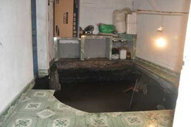 Đang ngủ rơi xuống hố 'tử thần' giữa nhà