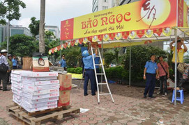 Ảnh: 'Truy quét' cửa hàng bánh trung thu 'nuốt' vỉa hè