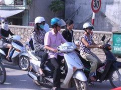 'Ngực lép' không được lái xe: 2 Bộ đùn đẩy trách nhiệm