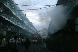 Khu chung cư giữa Sài Gòn bùng cháy dữ dội