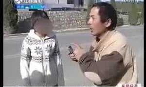 Clip: Phẫn nộ con gái đánh đập cha giữa phố