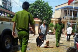 Công an quật ngã tên cướp vàng giữa phố Sài Gòn