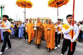 Ảnh: Vạn người rước Ngọc Xá lợi lên chùa Đại Tuệ