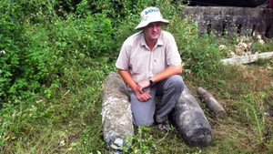 Làm kè chắn sóng, đào trúng 2 quả bom 'khủng'