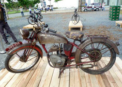 Xe cổ của ‘Hai lúa’ đọ dáng với môtô tiền tỷ