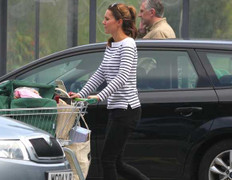 Công nương Kate Middleton cực thon gọn đi mua sắm