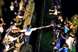 Ảnh: Phút chia tay lưu luyến của lính Trường Sa