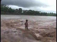 Giây phút kinh hoàng em bé bị lũ cuốn trôi