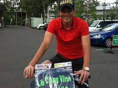 Sang Nhật, Công Vinh đạp xe 2 triệu đi làm