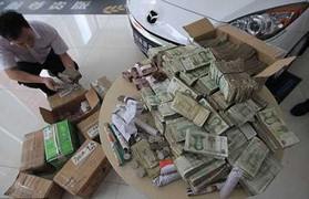 Vác 10 thùng tiền lẻ mua... ô tô