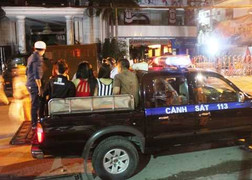 Đột kích quán Bar, tạm giữ trăm khách nghi sử dụng hàng cấm