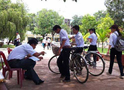 Mặc sai đồng phục, hơn 100 học sinh bị đuổi về