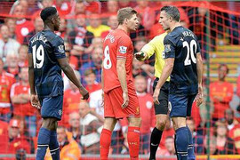 Vòng 3 Premier League: Van Persie hết phép