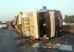 Xe ca đâm xe tải, 11 người thương vong