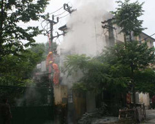 Hà Nội: Trạm biến áp sát cây xăng bùng cháy dữ dội