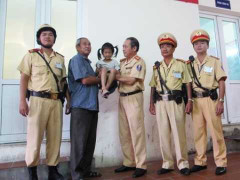CSGT giúp bé đi chơi Quốc khánh bị lạc