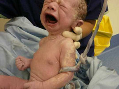 Thương tâm bé sơ sinh còn dây rốn bị ném xuống sông