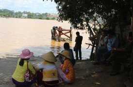 Clip: Thuyền phát nổ, 2 vợ chồng thương vong