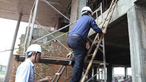 Bộ trưởng leo thang gỗ kiểm tra vụ sập trần nhà 5 tầng