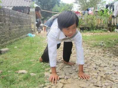Cậu bé người Mông 7 năm bò tới trường