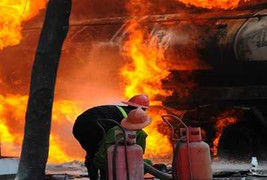 Nhân viên bán xăng chết cháy trong tư thế trói chân tay