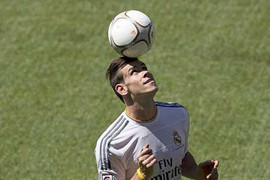 Chưa ra sân, Bale đã cho Ronaldo, Messi hít khói