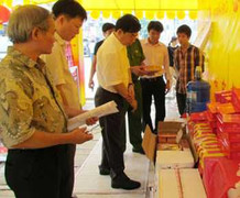 Đội giá 300%, bánh trung thu vẫn bị ‘cân điêu’