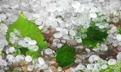 Mưa đá bất thường đổ xuống Sài Gòn