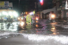 Ảnh: Bì bõm lội 'sông' trên phố Sài Gòn