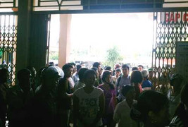 Cháu bé chết tức tưởi, lãnh đạo BV bận đi khai giảng