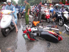 Ô tô 'điên' hất người lên nóc nhà, 6 người thương vong