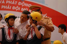 Khai giảng rộn ràng: Trẻ em cũng phải đội mũ bảo hiểm
